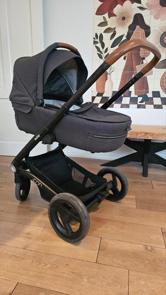 Mutsy Icon Kinderwagen - Zwart frame, lederen handvat, Kinderen en Baby's, Kinderwagens en Combinaties, Mutsy, Ophalen