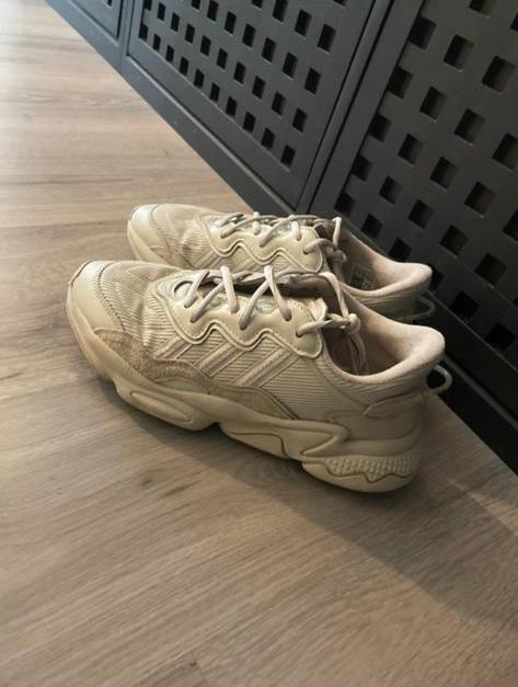 Adidas osweegos, Beige, Ophalen of Verzenden, Sneakers of Gympen, Gedragen
