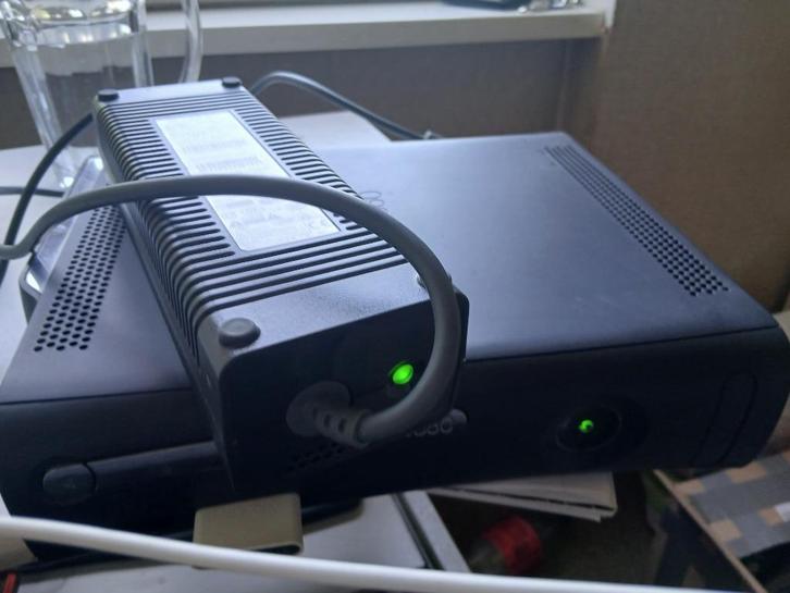 Xbox 360 console, 3 controller, memory card, 250gb., Spelcomputers en Games, Spelcomputers | Xbox 360, Zo goed als nieuw, 250 GB