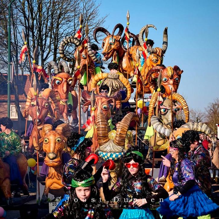 Carnavalswagen (opbouw) bokkenrijders met loopgroep 26x, Hobby en Vrije tijd, Feestartikelen, Ophalen