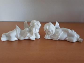 beeldje twee  liggende engeltjes engel beschikbaar voor biedingen