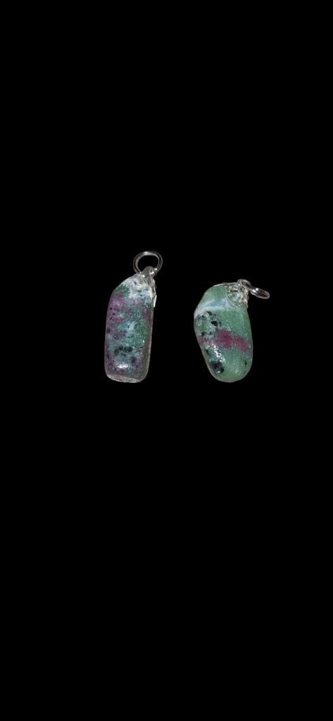 Robijn in zoisiet hangers, Verzamelen, Mineralen en Fossielen, Mineraal, Ophalen of Verzenden