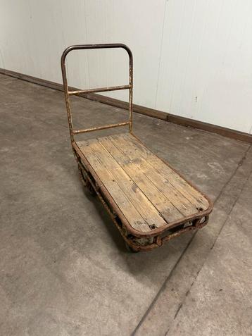 Industriele Mandenkarretjes te koop. beschikbaar voor biedingen