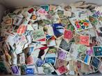 Uitzoekdoos XXL Wereld Postzegels Mix Kilowaar 1.1 KG +/+, Ophalen of Verzenden, Buitenland