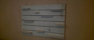 Houten Wandrek met Plankjes beschikbaar voor biedingen