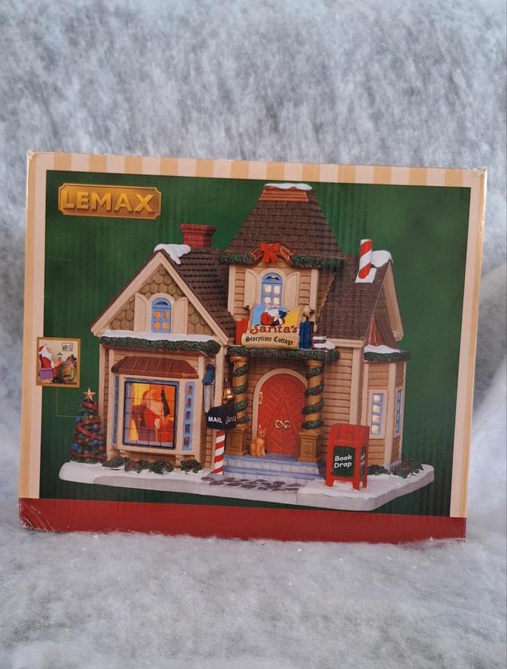 Lemax Kersthuisje - Santa's Storytime Cottage, Diversen, Kerst, Zo goed als nieuw, Ophalen of Verzenden