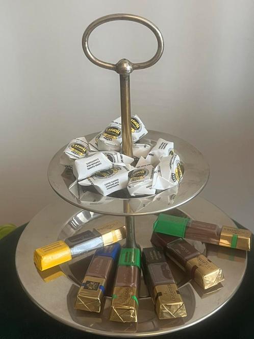 Vintage 2-laags metalen etagère met handvat, Huis en Inrichting, Woonaccessoires | Etagères, Zo goed als nieuw, Ophalen of Verzenden