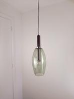 Stijlvolle jaren 70 hanglamp, glazen kap met houten armatuur, Gebruikt, Verzenden, Glas, Vintage item