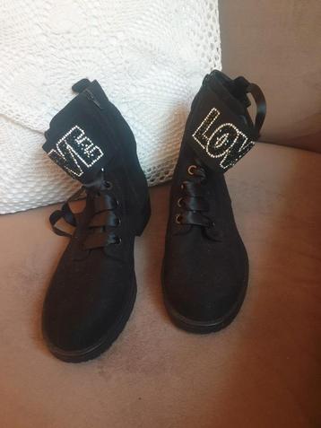 Nog nieuwe zwarte enkellaarzen maat 39 met strass steentjes. beschikbaar voor biedingen