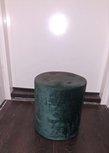Groene fluwelen poef beschikbaar voor biedingen