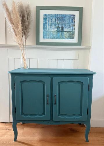 Blauw vintage kastje - opgeknapt met nieuwe grepen beschikbaar voor biedingen