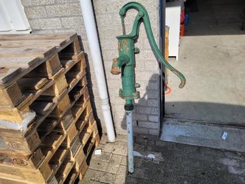 vintage antiek gietijzeren wand hand waterpomp beschikbaar voor biedingen