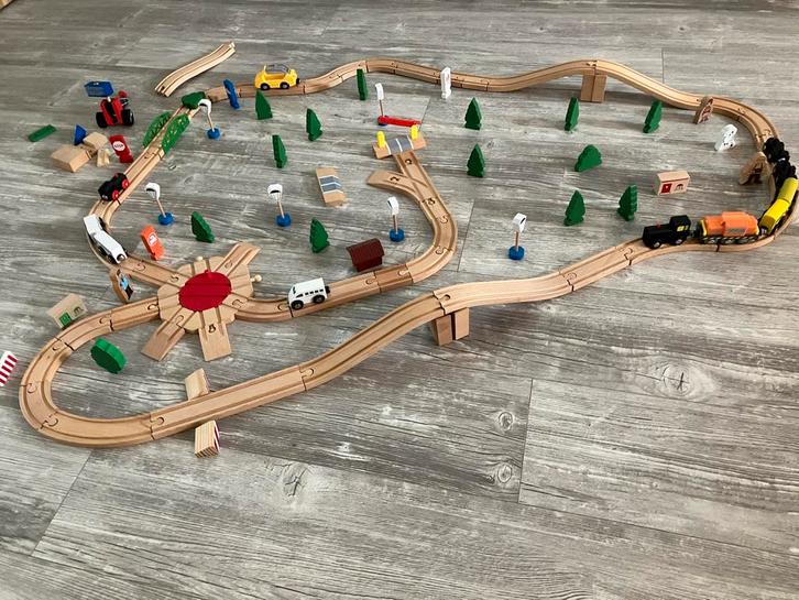 Houten treinbaan met veel accessoires, Kinderen en Baby's, Speelgoed | Houten speelgoed, Gebruikt, Duw- of Trekspeelgoed, Ophalen of Verzenden