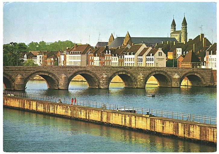 910441 Maastricht 80 St Servatiusbrug Maas Gelopen met zegel, Verzamelen, Ansichtkaarten | Nederland, Gelopen, Limburg, 1980 tot heden