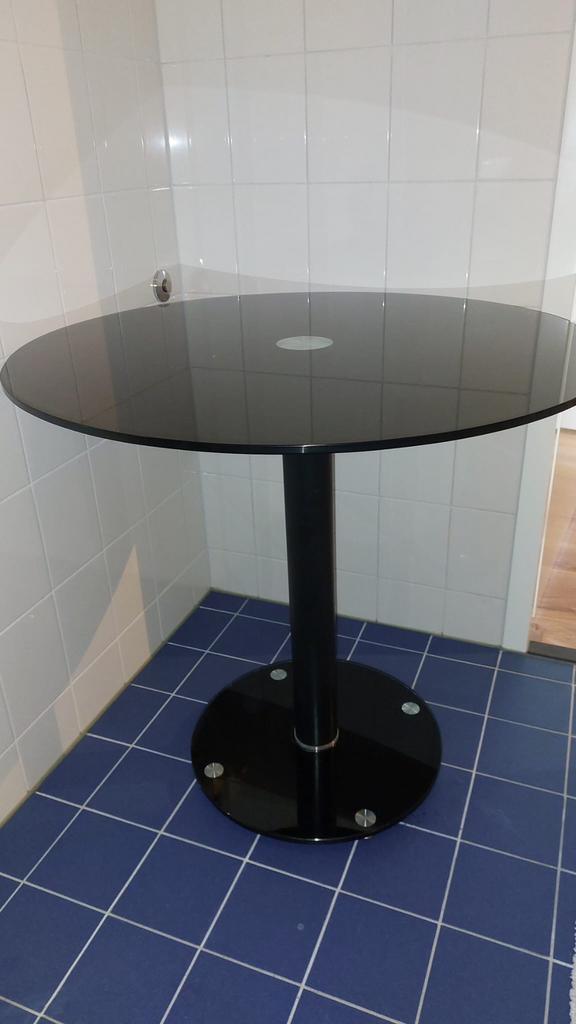 Mooie zwarte glazen tafel, Huis en Inrichting, Tafels | Bijzettafels, Zo goed als nieuw, Rond, 60 cm of meer, 75 cm of meer, Glas