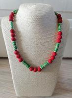 Nieuwe zelfgemaakte ketting met lavasteen/klei groen/rood, Sieraden, Tassen en Uiterlijk, Kettingen, Overige materialen, Nieuw