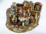 A6253. Mooi polychroom hars sculptuur