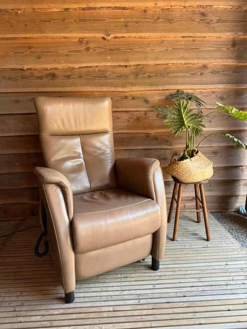 Prachtige sta op stoel (prominet/meerdere motoren/leder), Huis en Inrichting, Fauteuils, Gebruikt, Leer, Minder dan 50 cm, Minder dan 75 cm