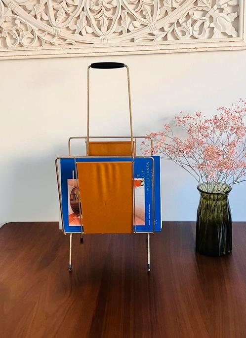 Mooie goudkleurig vintage krantenbak met skai, Huis en Inrichting, Woonaccessoires | Krantenbakken en Lectuurbakken, Zo goed als nieuw