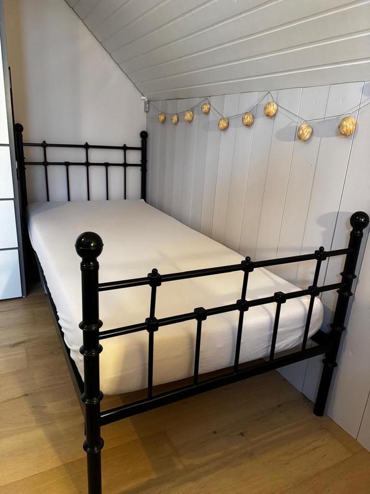 Mooi Eenpersoonsbed - Zwart Metaal frame met lattenbodem, Huis en Inrichting, Slaapkamer | Bedden, Zo goed als nieuw, Eenpersoons