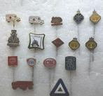 16 Auto gerelateerde speldjes, Verzamelen, Speldjes, Pins en Buttons, Ophalen of Verzenden, Zo goed als nieuw, Transport, Speldje of Pin