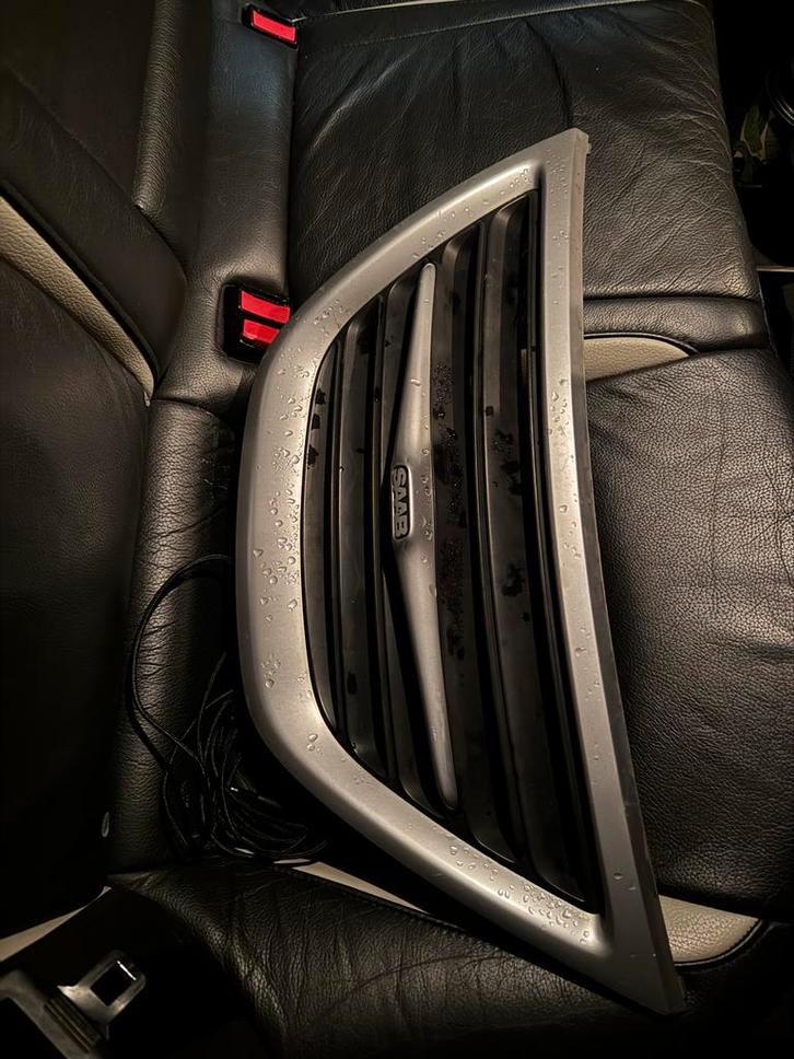 Saab 9-3 NG Midden Grille - Onbeschadigd!, Auto-onderdelen, Carrosserie en Plaatwerk, Bumper, Saab, Voor, Gebruikt, Ophalen of Verzenden