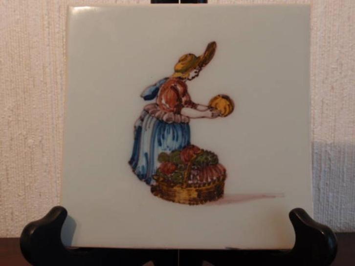 Tegel Hollandse vrouw met mand fruit, Antiek en Kunst, Antiek | Wandborden en Tegels, Ophalen of Verzenden