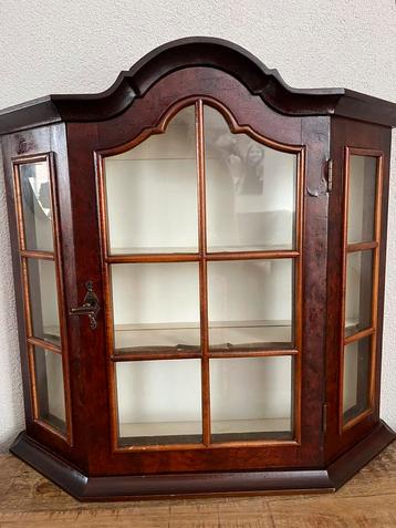 Vintage klassiek vitrinekastje of pronkkastje – hout & glas beschikbaar voor biedingen
