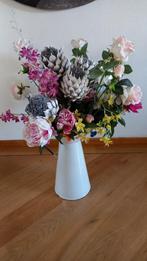 Boeket zijde bloemen in witte melkkan., Ophalen of Verzenden, Zo goed als nieuw