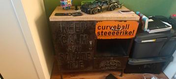 Uniek vintage kastje met industriële look beschikbaar voor biedingen