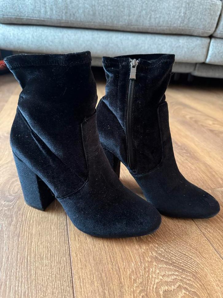 Mint & Berry Zwarte Velvet Enkellaarsjes Hak - Mt 39, Kleding | Dames, Schoenen, Zo goed als nieuw, Lage of Enkellaarzen, Zwart