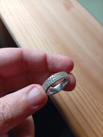 Zilveren ring volledig strass  beschikbaar voor biedingen