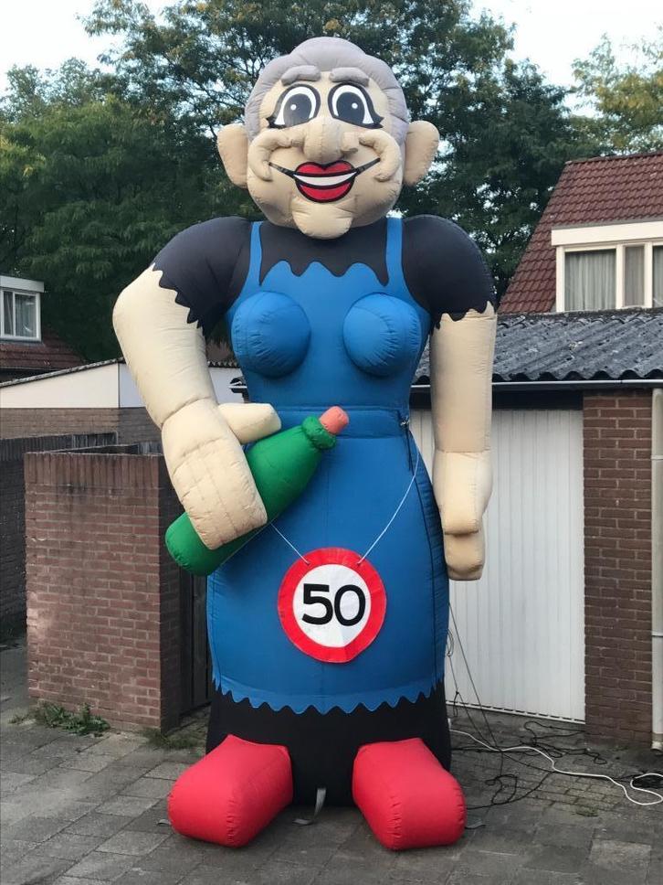 Sarah pop opblaasfiguur 4,3m hoog te huur, Hobby en Vrije tijd, Feestartikelen | Verhuur, Zo goed als nieuw, Abraham of Sarah