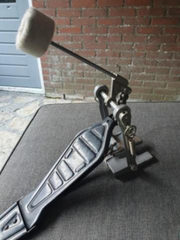 Mooi vintage bassdrumpedaal zware kwaliteit in werkende staa beschikbaar voor biedingen