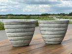 Stenen ovale bloempotten 2x kleur lichtgrijs, Huis en Inrichting, Steen, Gebruikt, Overige kleuren, Ophalen of Verzenden