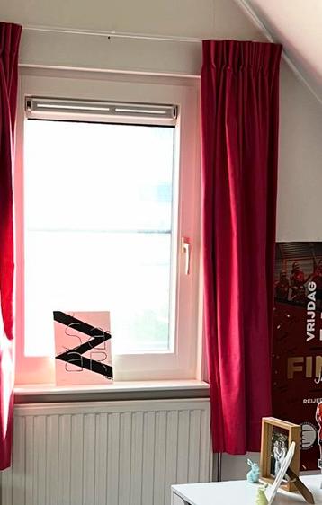 Roze verduisterende gordijnen beschikbaar voor biedingen