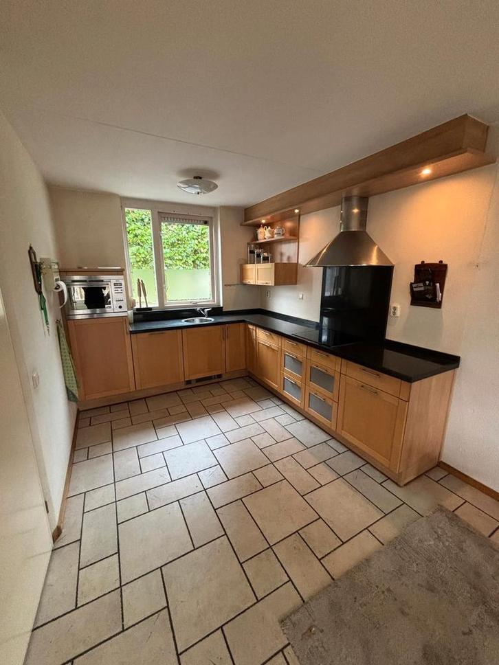 Houten keuken met apparatuur & hardstenen blad, Huis en Inrichting, Keuken | Complete keukens, Gebruikt, Hoekkeuken, Bruin, Graniet of Steen