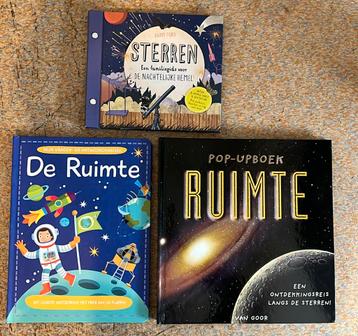 Drie kinder informatie boeken over de ruimte beschikbaar voor biedingen