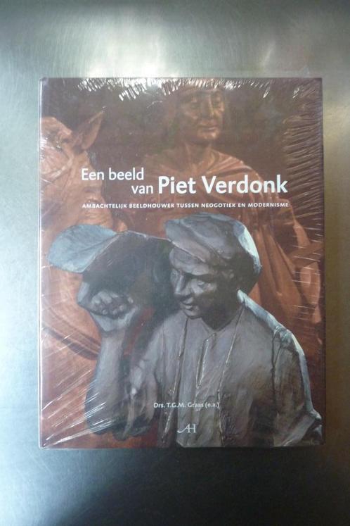 Een beeld van Piet Verdonk ambachtelijk beeldhouwer NIEUW, Boeken, Kunst en Cultuur | Beeldend, Nieuw, Beeldhouwkunst, Ophalen of Verzenden