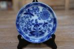 Antiek Japans sierbordje blauw/wit met pioen, met kenmerk, Ophalen of Verzenden