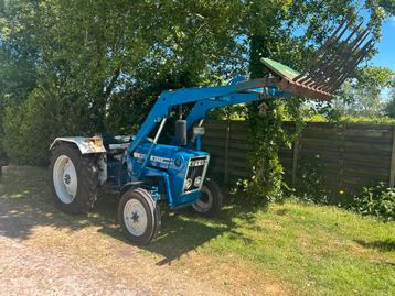 FORD 3600 met voorlader en mestriek beschikbaar voor biedingen