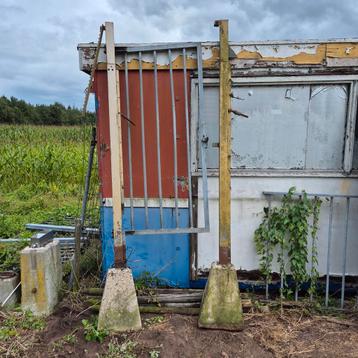 Hoge hekwerkpoort doorgang poort doorgang beschikbaar voor biedingen