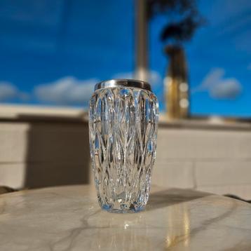 Zware vintage kristallen vaas met zilverkleurige rand beschikbaar voor biedingen