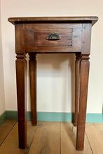 Frans antiek bijzettafeltje | nachtkastje / sidetable hout, Huis en Inrichting, Tafels | Sidetables, Ophalen, 50 tot 100 cm, Zo goed als nieuw