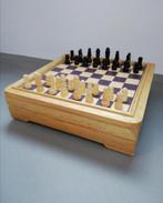 Verhoogd houten schaakbord met houten stukken, Hobby en Vrije tijd, Denksport en Puzzels, Schaken, Ophalen of Verzenden, Zo goed als nieuw