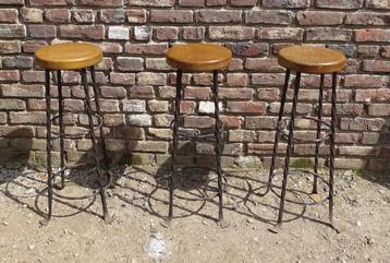3 maal oude barkruk met smeedijzeren poten beschikbaar voor biedingen