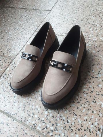 Loafers, NIEUW, merk oxmox, kleur beige met zwarte zool. beschikbaar voor biedingen