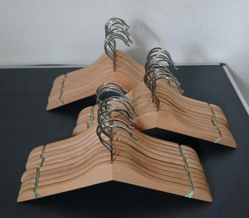 Kinderen kledinghangers  beschikbaar voor biedingen