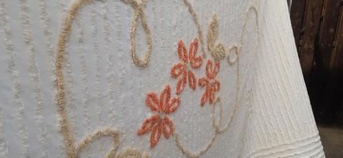 Prachtige Vintage Chenille sprei Met Oranje bloem, Huis en Inrichting, Woonaccessoires | Plaids en Woondekens, Ophalen of Verzenden