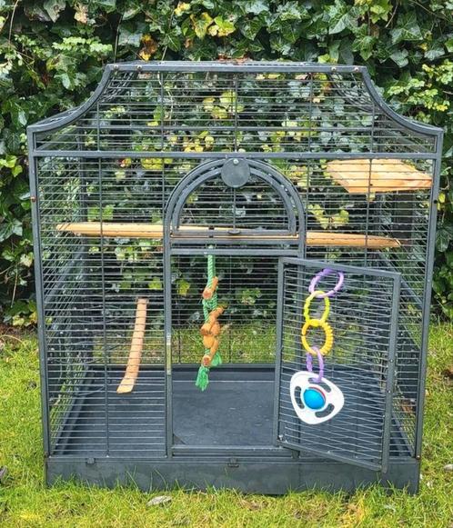 Mooie ruime vogelkooi, Dieren en Toebehoren, Vogels | Hokken en Kooien, Zo goed als nieuw, Vogelkooi, Metaal, Ophalen